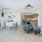 3 Bedroom Cozy Apartment In Saint-Malo
